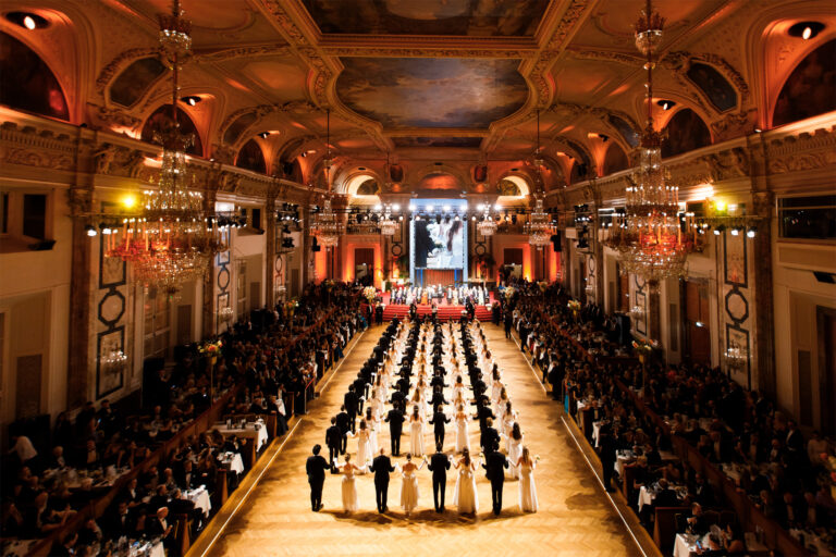Blick über die Polonaise im festlich beleuchteten Hofburgsaal 2026