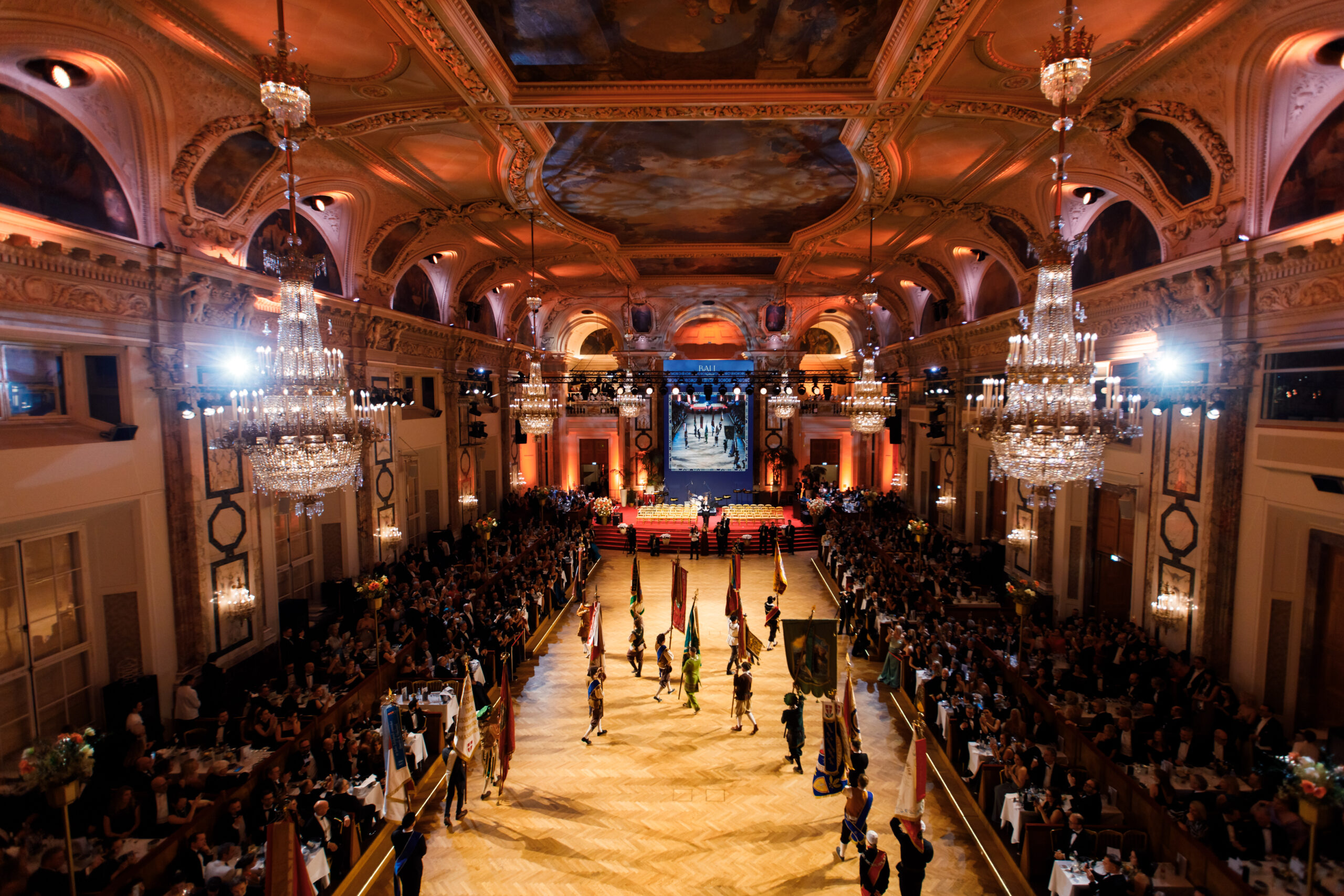 Fahnenparade bei der Eröffnung des Ball der Wiener Wirtschaft im Festsaal der Wiener Hofburg