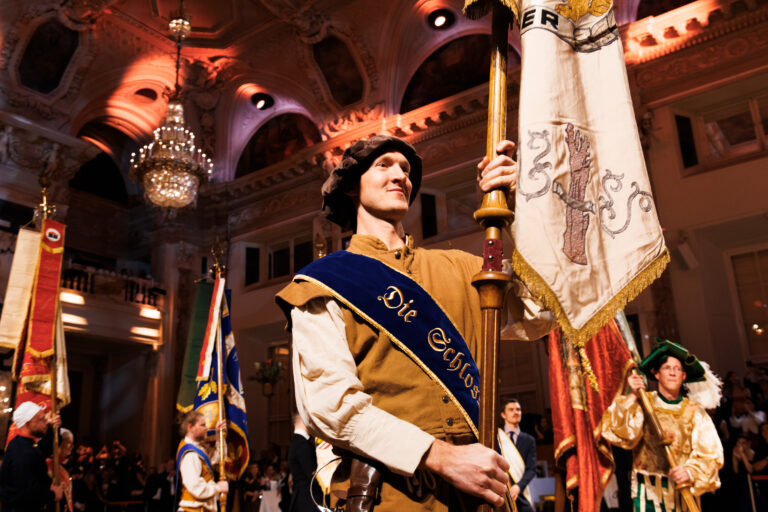 Festliche Stimmung beim Ball der Wiener Wirtschaft in der Wiener Hofburg: Eine Besucherin genießt den Ballabend in eleganter Abendgarderobe. Der Ball verbindet Wiener Balltradition, Unterhaltung und gesellschaftliches Networking in einem der bekanntesten Veranstaltungsorte Wiens.