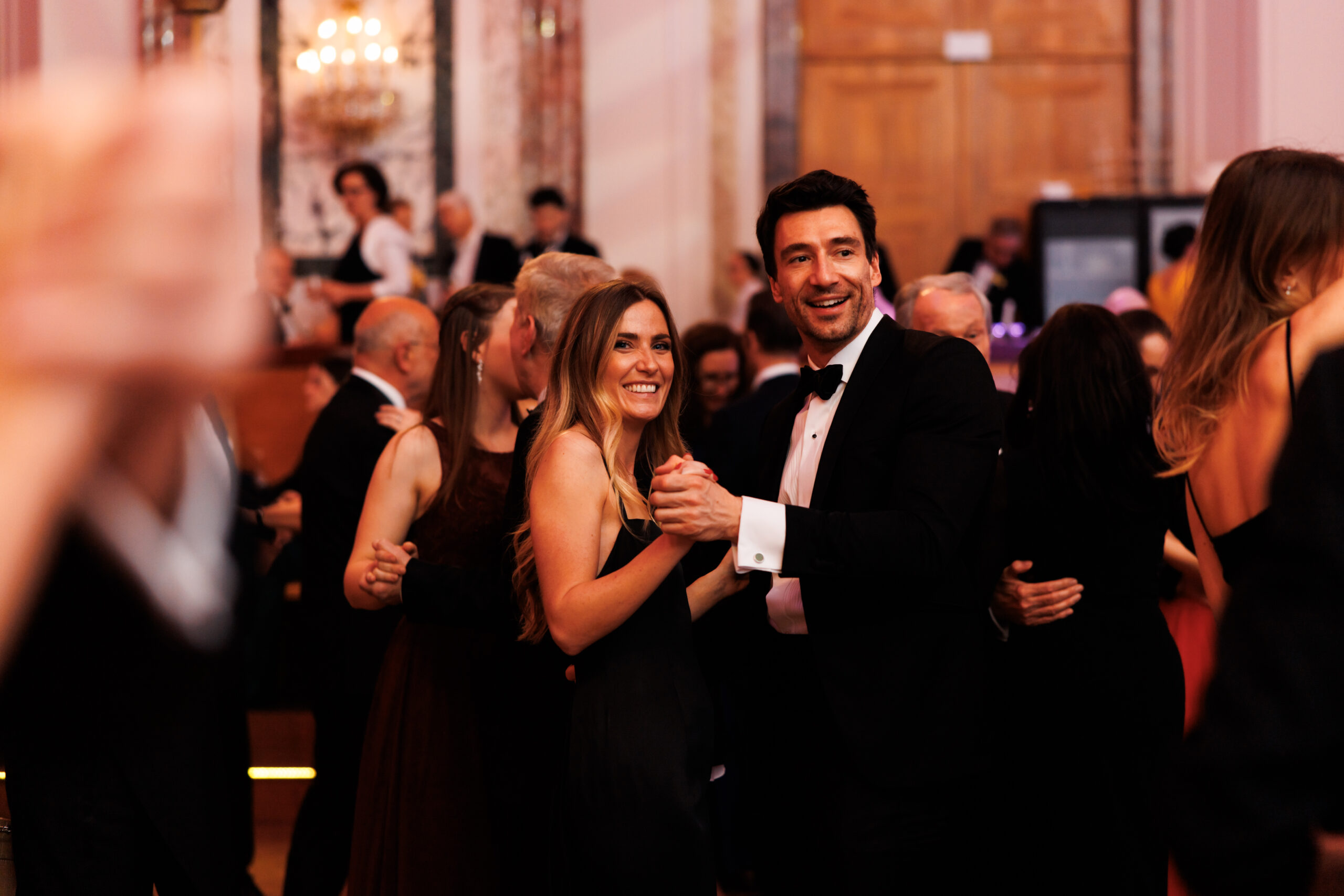 Tanzendes Paar bei klassischer Musik am Ball der Wiener Wirtschaft in der Wiener Hofburg