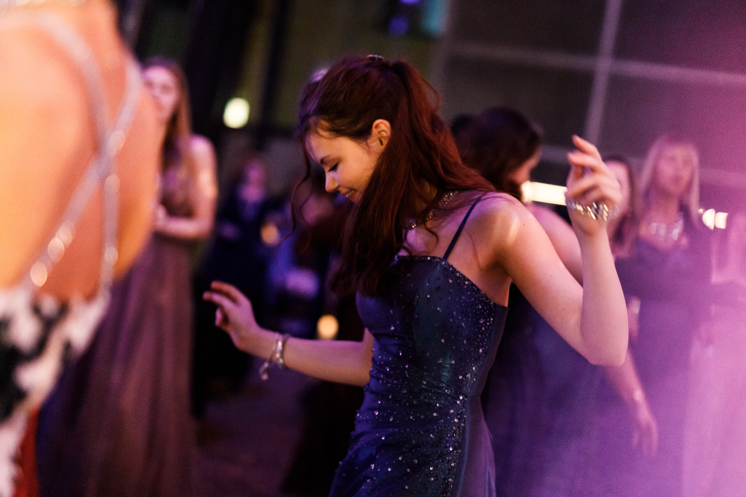 Ballgast beim Tanzen in der Balldisco des Ball der Wiener Wirtschaft in der Wiener Hofburg