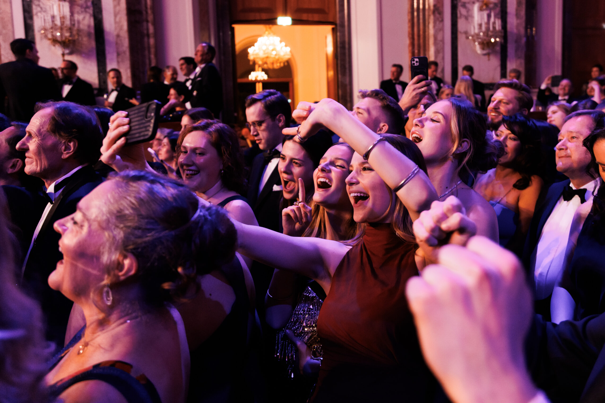 Begeisterte Ballgäste beim Auftritt von DJ Ötzi am Ball der Wiener Wirtschaft in der Wiener Hofburg