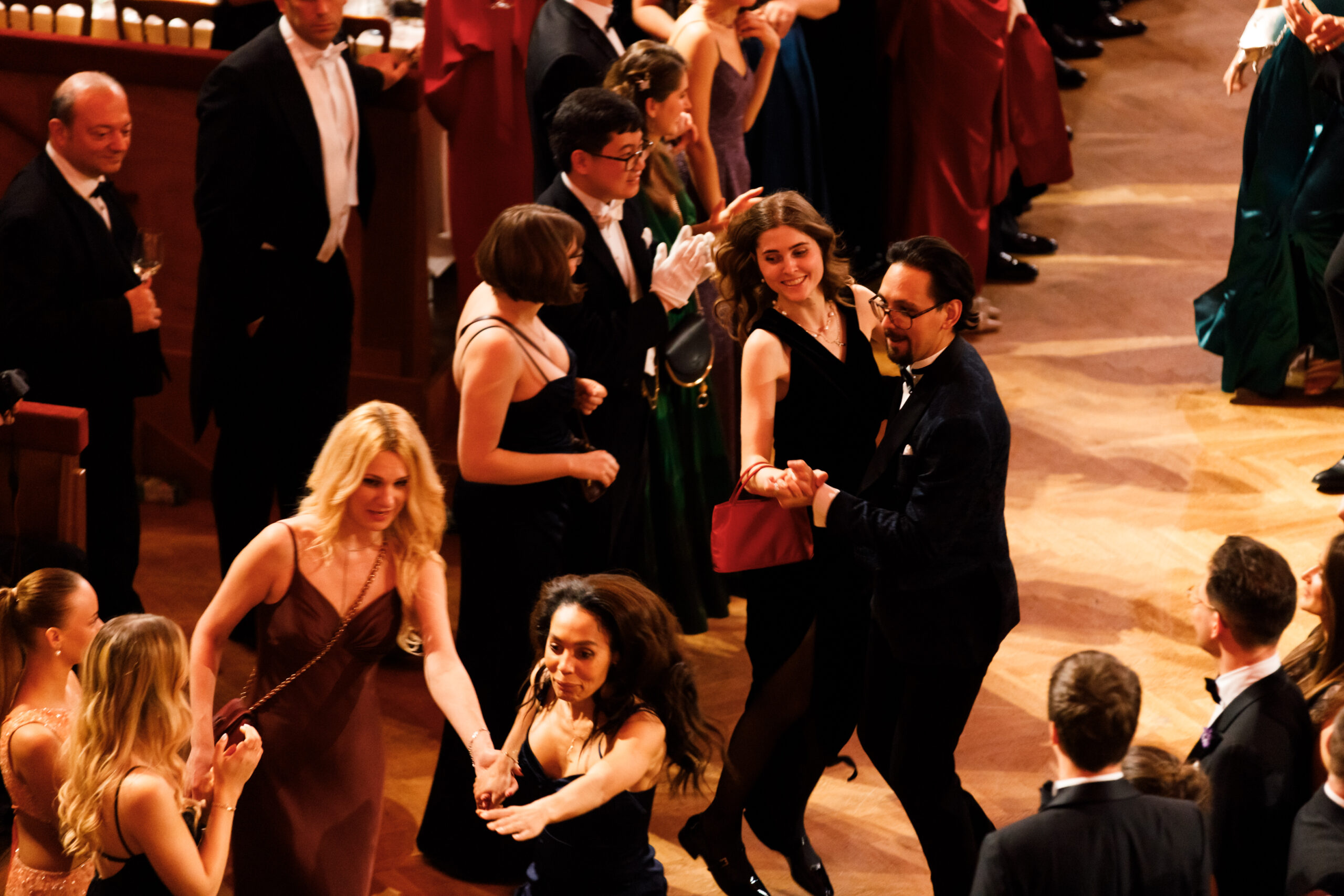 Ballgäste bei der traditionellen Mitternachtsquadrille beim Ball der Wiener Wirtschaft in der Wiener Hofburg