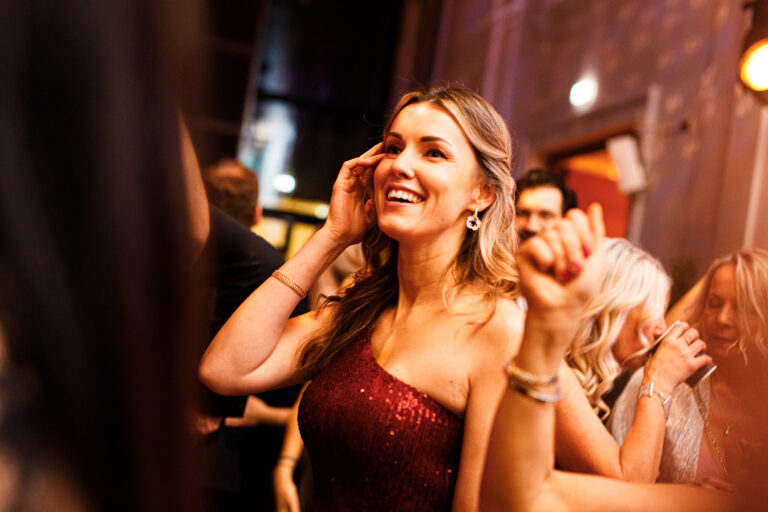 Ballgast in rotem Abendkleid beim Ball der Wiener Wirtschaft in der Wiener Hofburg